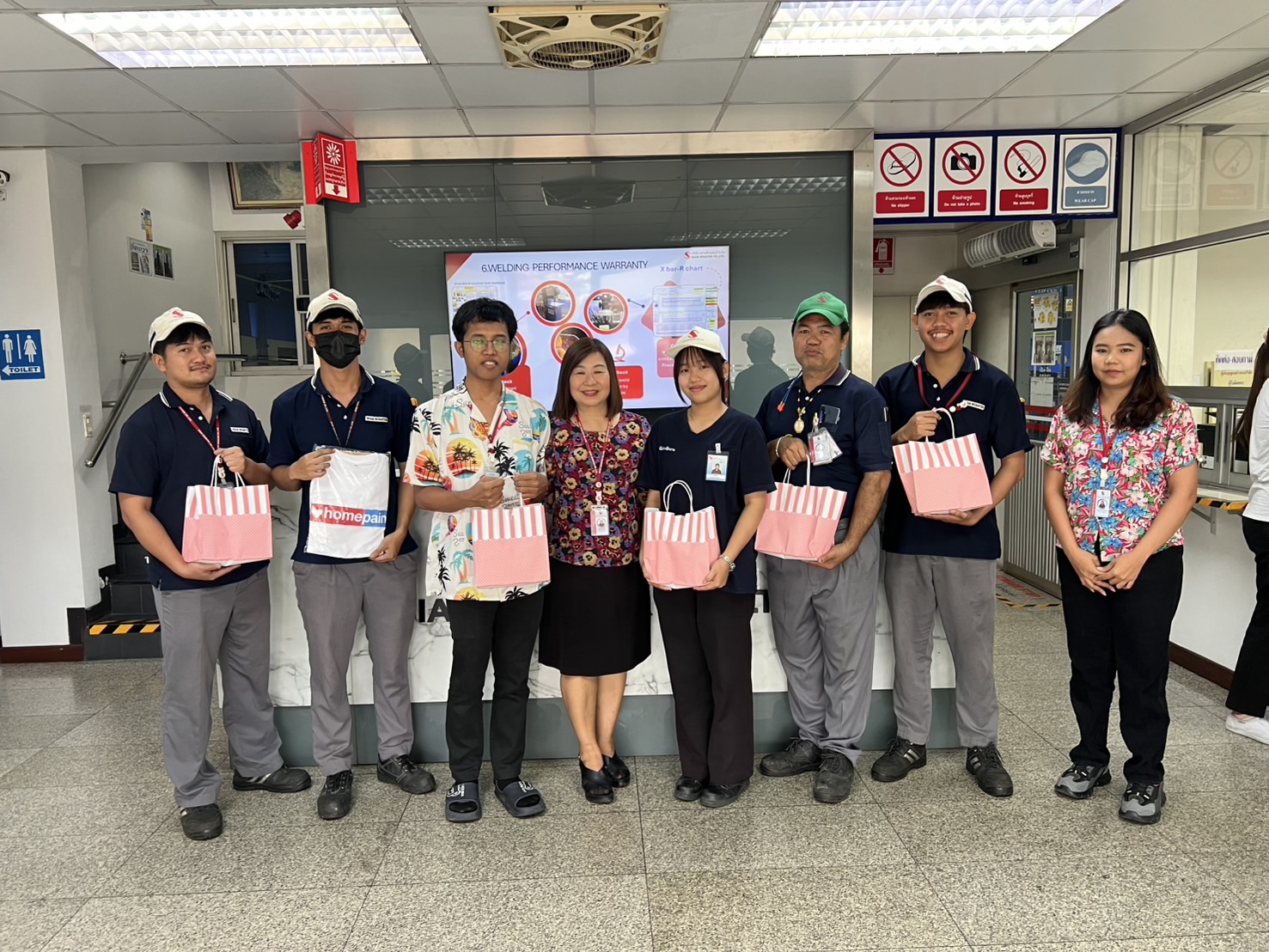 มอบรางวัลให้พนักงานที่ร่วมเล่นเกมส์ตอบคำถามกิจกรรมขับขี่ปลอดภัย เนื่องวันหยุดเทศกาลสงกรานต์ ครั้งที้ 1/2568